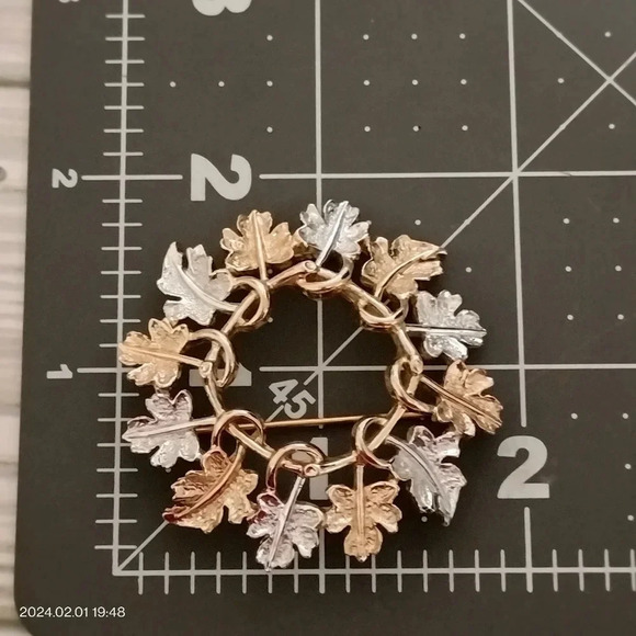 Sarah Coventry Gold and Silver Tone Leaf Wreath Brooch Pin 2" - Picture 6 of 7